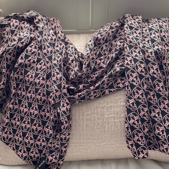 Authentic Thomas Wylde Pink and Black Silk Skull Scarf - Picture 4 of 4